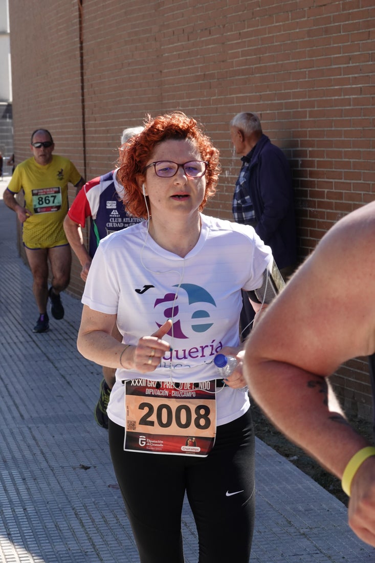 El reguero de atletas es amplio. Las piernas pesan en algunos momentos pero el objetivo de llegar a meta se mantiene. Si has participado en la carrera de fondo de Loja, prueba suerte a ver si te hemos retratado a lo largo del recorrido.