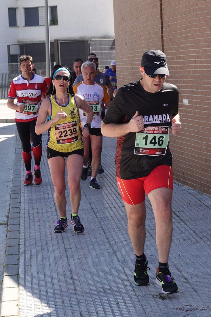 El reguero de atletas es amplio. Las piernas pesan en algunos momentos pero el objetivo de llegar a meta se mantiene. Si has participado en la carrera de fondo de Loja, prueba suerte a ver si te hemos retratado a lo largo del recorrido.