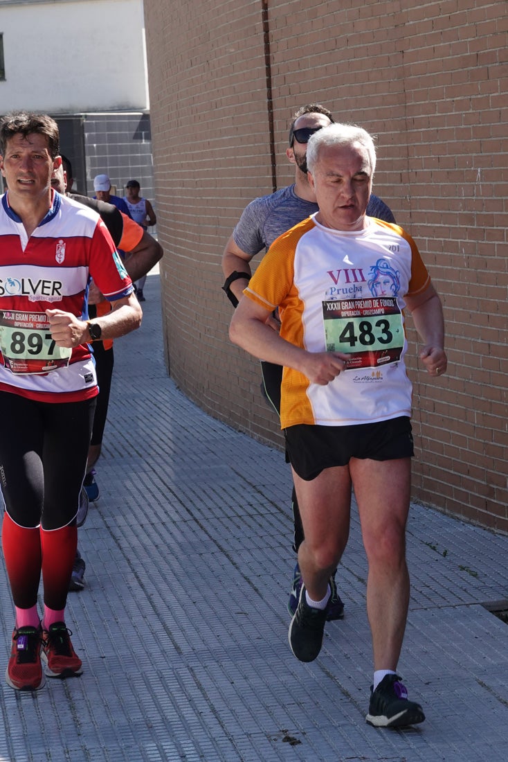 El reguero de atletas es amplio. Las piernas pesan en algunos momentos pero el objetivo de llegar a meta se mantiene. Si has participado en la carrera de fondo de Loja, prueba suerte a ver si te hemos retratado a lo largo del recorrido.