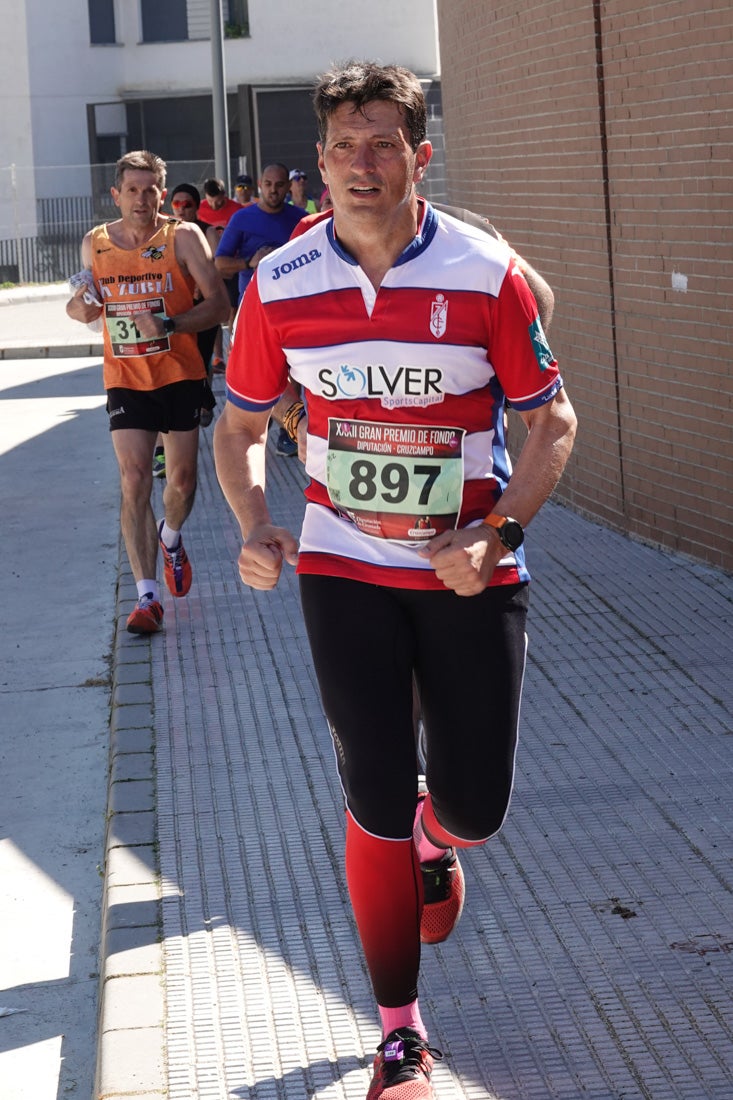 El reguero de atletas es amplio. Las piernas pesan en algunos momentos pero el objetivo de llegar a meta se mantiene. Si has participado en la carrera de fondo de Loja, prueba suerte a ver si te hemos retratado a lo largo del recorrido.