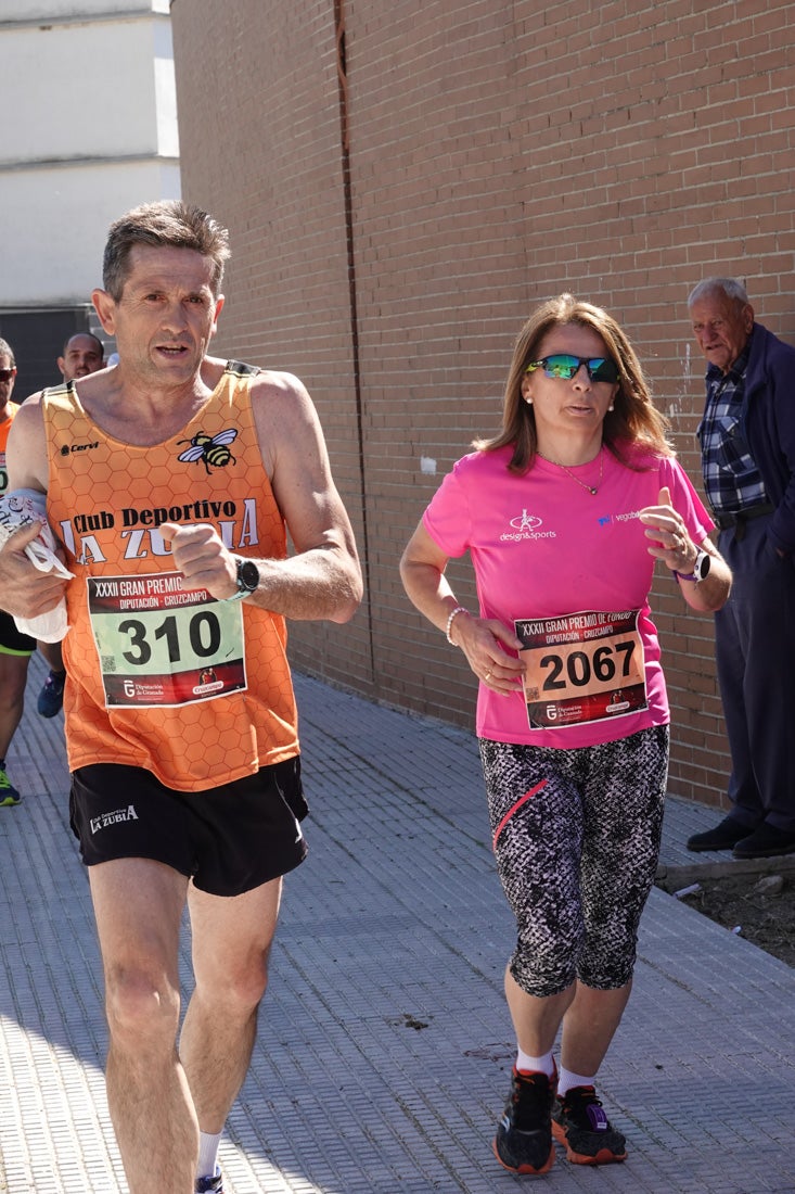 El reguero de atletas es amplio. Las piernas pesan en algunos momentos pero el objetivo de llegar a meta se mantiene. Si has participado en la carrera de fondo de Loja, prueba suerte a ver si te hemos retratado a lo largo del recorrido.