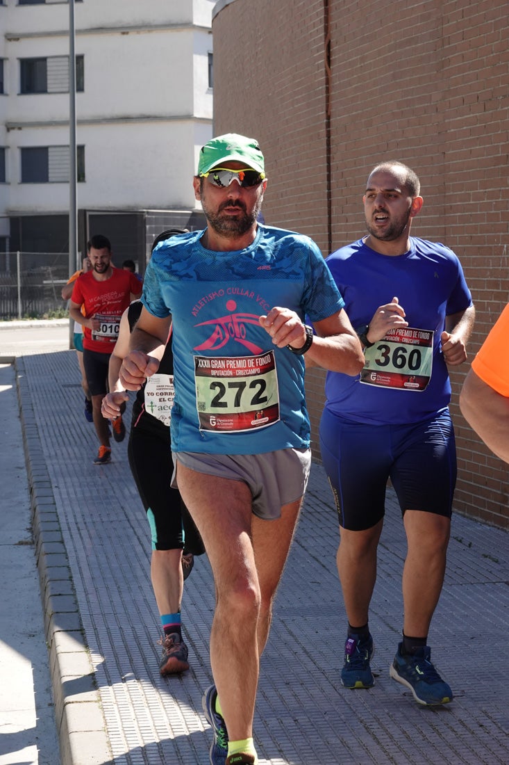 El reguero de atletas es amplio. Las piernas pesan en algunos momentos pero el objetivo de llegar a meta se mantiene. Si has participado en la carrera de fondo de Loja, prueba suerte a ver si te hemos retratado a lo largo del recorrido.