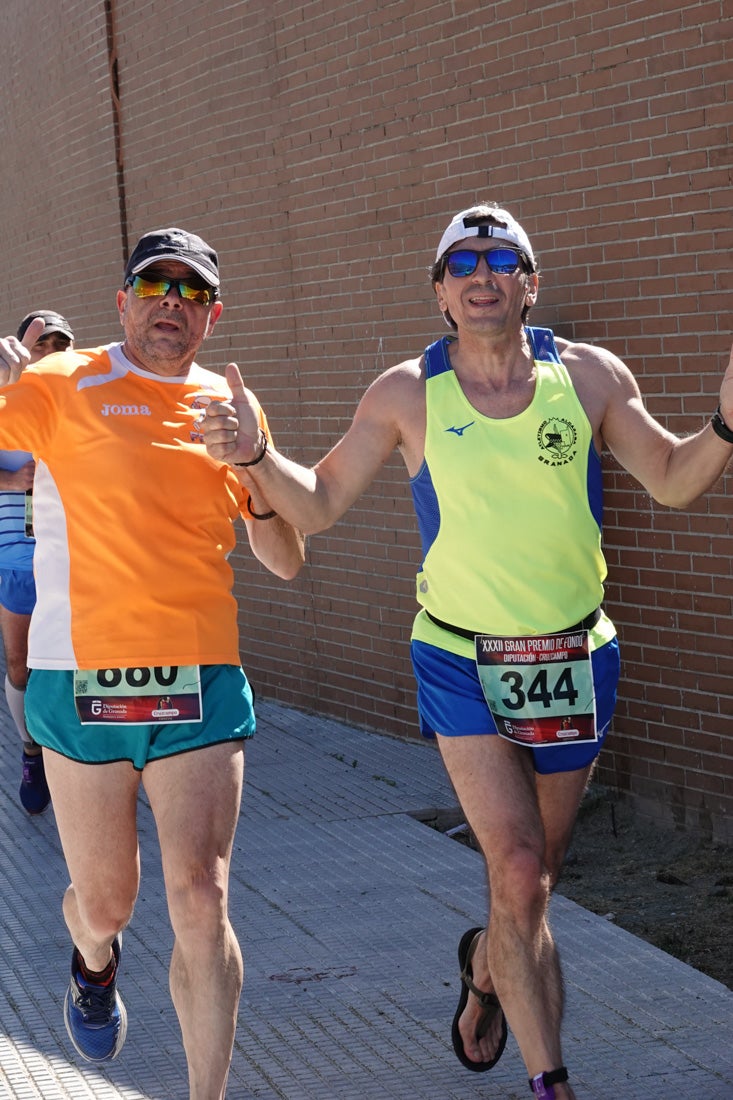 El reguero de atletas es amplio. Las piernas pesan en algunos momentos pero el objetivo de llegar a meta se mantiene. Si has participado en la carrera de fondo de Loja, prueba suerte a ver si te hemos retratado a lo largo del recorrido.