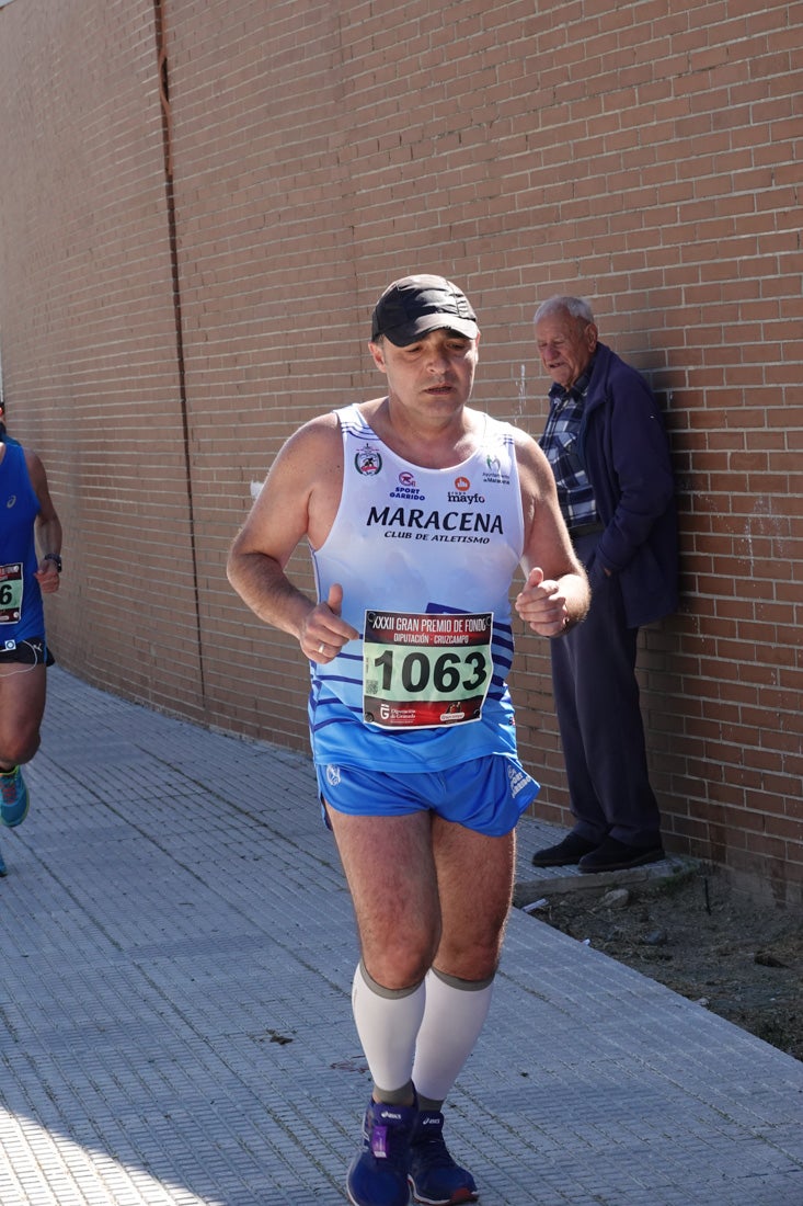 El reguero de atletas es amplio. Las piernas pesan en algunos momentos pero el objetivo de llegar a meta se mantiene. Si has participado en la carrera de fondo de Loja, prueba suerte a ver si te hemos retratado a lo largo del recorrido.