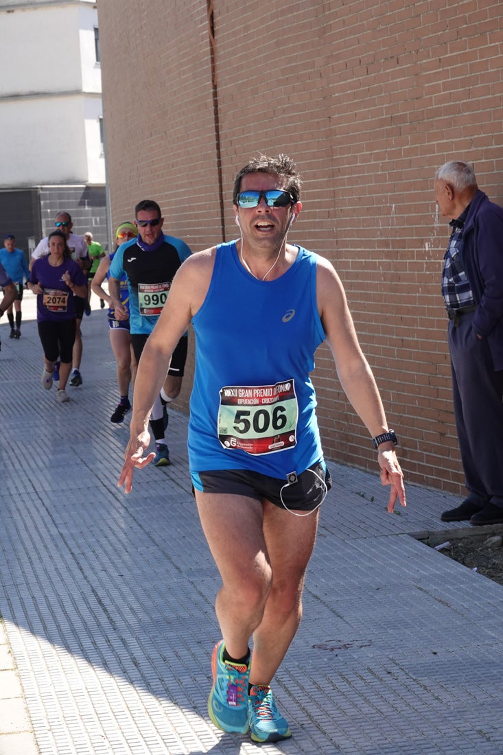 El reguero de atletas es amplio. Las piernas pesan en algunos momentos pero el objetivo de llegar a meta se mantiene. Si has participado en la carrera de fondo de Loja, prueba suerte a ver si te hemos retratado a lo largo del recorrido.