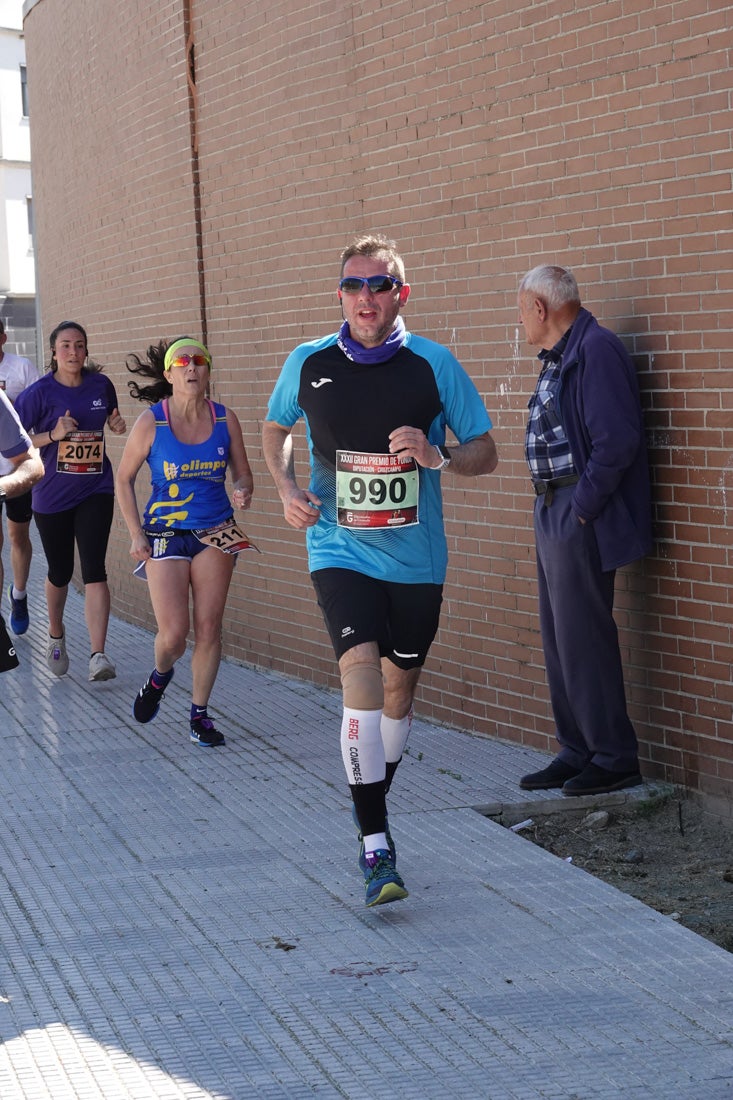 El reguero de atletas es amplio. Las piernas pesan en algunos momentos pero el objetivo de llegar a meta se mantiene. Si has participado en la carrera de fondo de Loja, prueba suerte a ver si te hemos retratado a lo largo del recorrido.