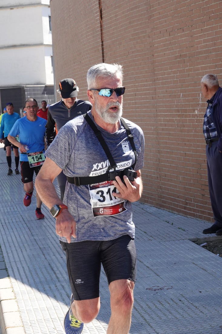 El reguero de atletas es amplio. Las piernas pesan en algunos momentos pero el objetivo de llegar a meta se mantiene. Si has participado en la carrera de fondo de Loja, prueba suerte a ver si te hemos retratado a lo largo del recorrido.