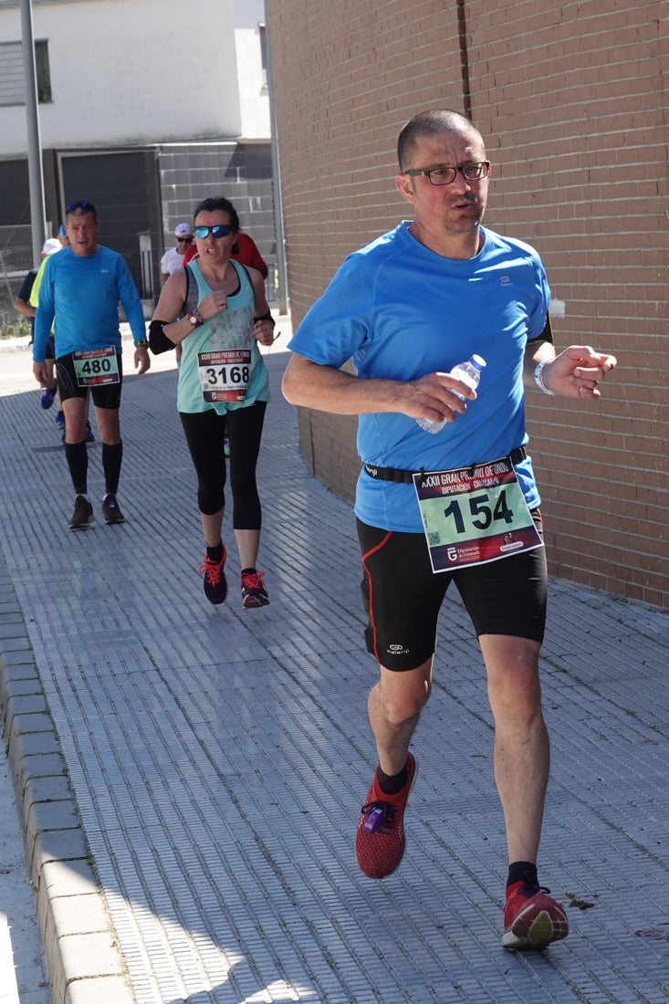 El reguero de atletas es amplio. Las piernas pesan en algunos momentos pero el objetivo de llegar a meta se mantiene. Si has participado en la carrera de fondo de Loja, prueba suerte a ver si te hemos retratado a lo largo del recorrido.