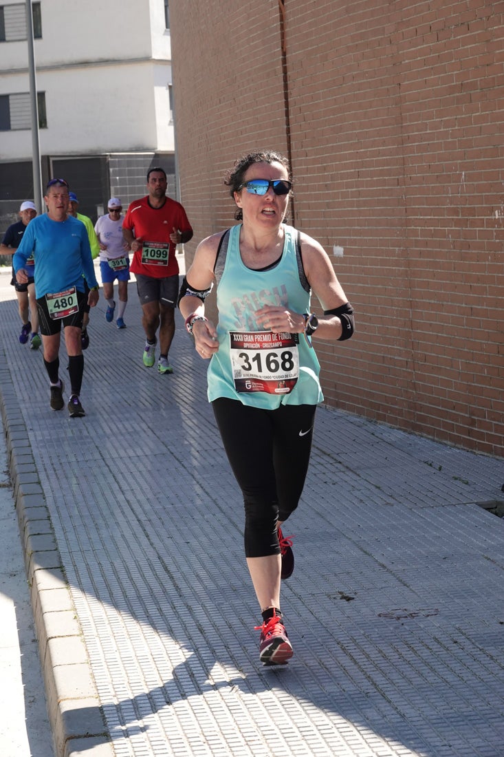 El reguero de atletas es amplio. Las piernas pesan en algunos momentos pero el objetivo de llegar a meta se mantiene. Si has participado en la carrera de fondo de Loja, prueba suerte a ver si te hemos retratado a lo largo del recorrido.