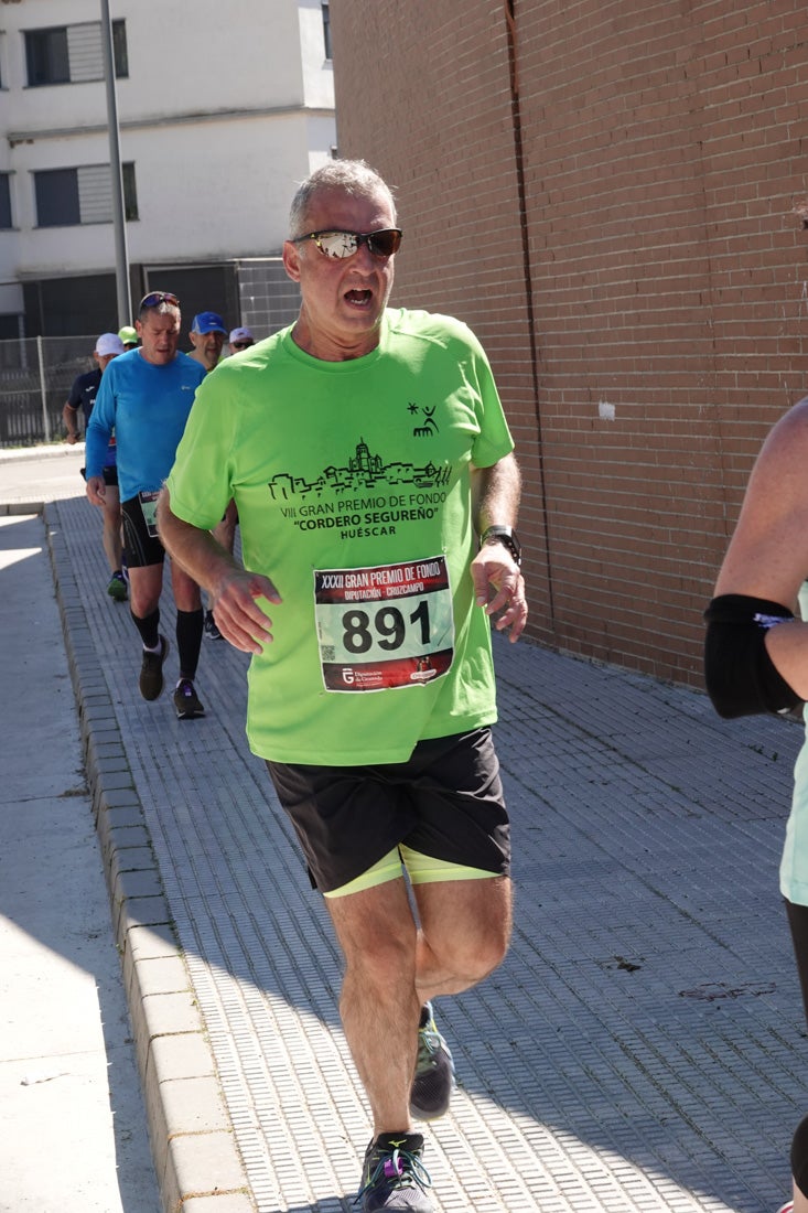 El reguero de atletas es amplio. Las piernas pesan en algunos momentos pero el objetivo de llegar a meta se mantiene. Si has participado en la carrera de fondo de Loja, prueba suerte a ver si te hemos retratado a lo largo del recorrido.