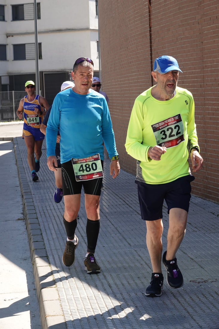 El reguero de atletas es amplio. Las piernas pesan en algunos momentos pero el objetivo de llegar a meta se mantiene. Si has participado en la carrera de fondo de Loja, prueba suerte a ver si te hemos retratado a lo largo del recorrido.