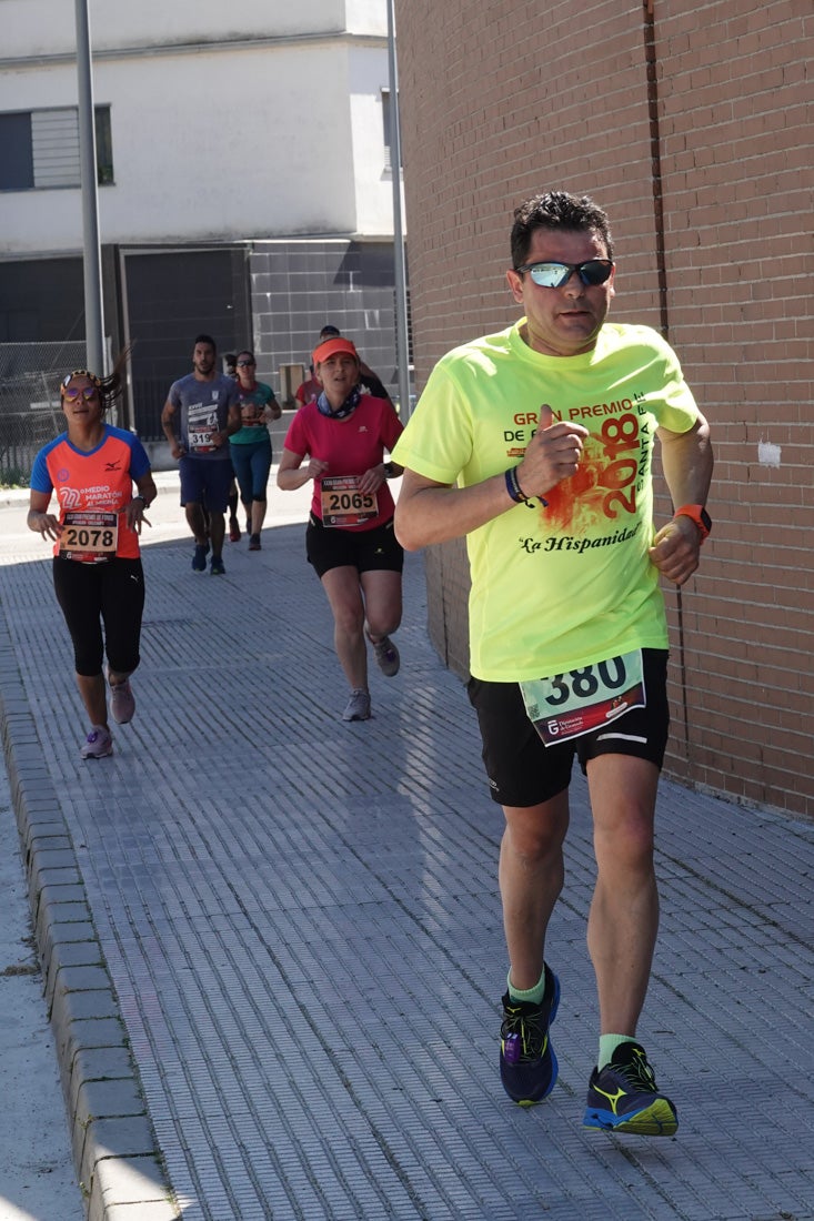 El reguero de atletas es amplio. Las piernas pesan en algunos momentos pero el objetivo de llegar a meta se mantiene. Si has participado en la carrera de fondo de Loja, prueba suerte a ver si te hemos retratado a lo largo del recorrido.