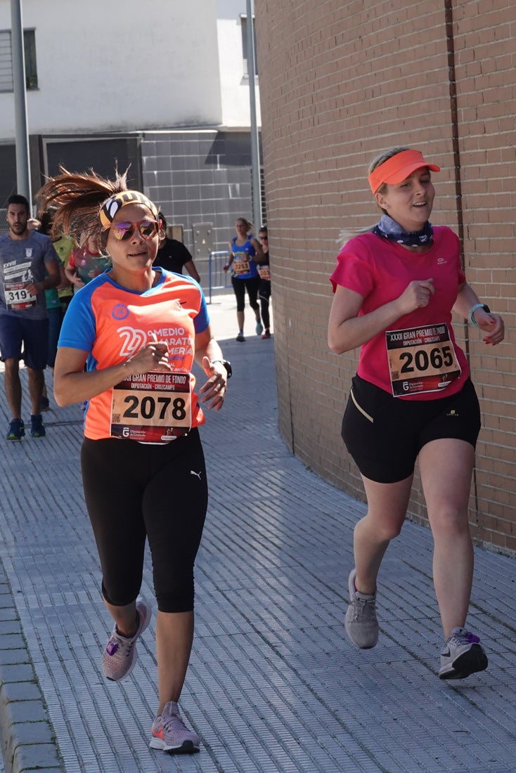 El reguero de atletas es amplio. Las piernas pesan en algunos momentos pero el objetivo de llegar a meta se mantiene. Si has participado en la carrera de fondo de Loja, prueba suerte a ver si te hemos retratado a lo largo del recorrido.