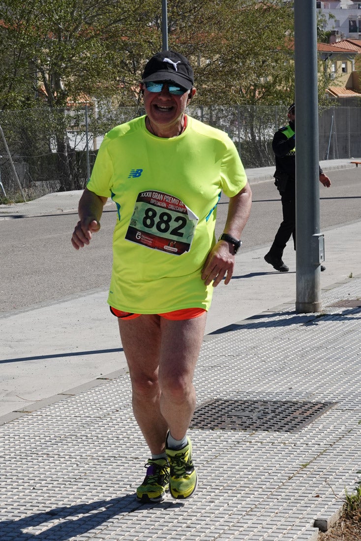 El reguero de atletas es amplio. Las piernas pesan en algunos momentos pero el objetivo de llegar a meta se mantiene. Si has participado en la carrera de fondo de Loja, prueba suerte a ver si te hemos retratado a lo largo del recorrido.