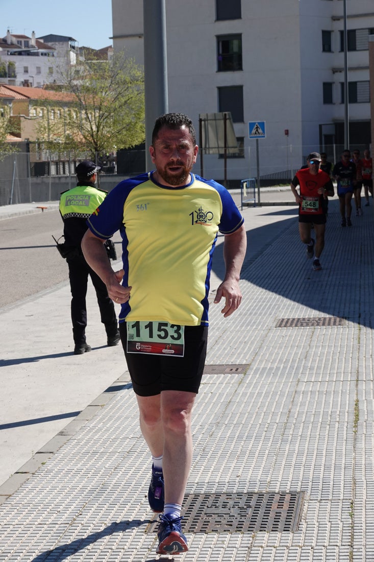 El reguero de atletas es amplio. Las piernas pesan en algunos momentos pero el objetivo de llegar a meta se mantiene. Si has participado en la carrera de fondo de Loja, prueba suerte a ver si te hemos retratado a lo largo del recorrido.