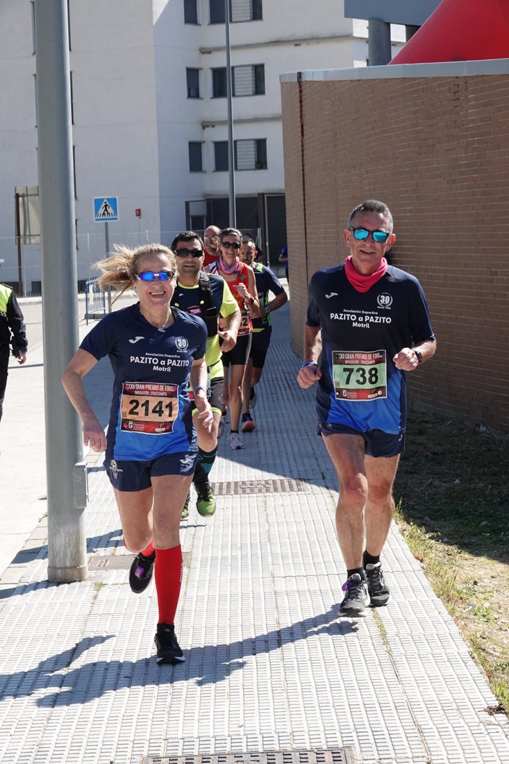 El reguero de atletas es amplio. Las piernas pesan en algunos momentos pero el objetivo de llegar a meta se mantiene. Si has participado en la carrera de fondo de Loja, prueba suerte a ver si te hemos retratado a lo largo del recorrido.