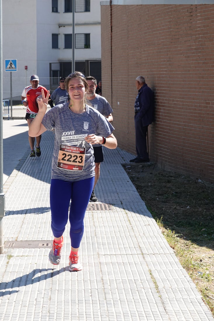 El reguero de atletas es amplio. Las piernas pesan en algunos momentos pero el objetivo de llegar a meta se mantiene. Si has participado en la carrera de fondo de Loja, prueba suerte a ver si te hemos retratado a lo largo del recorrido.