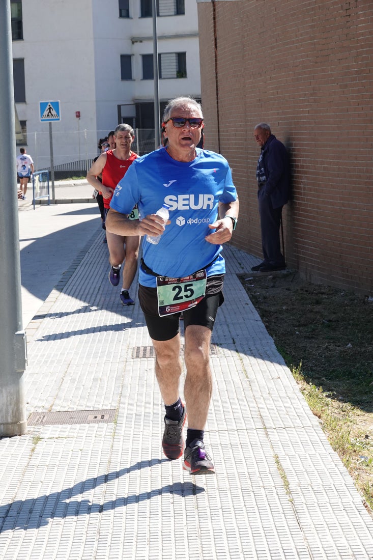 El reguero de atletas es amplio. Las piernas pesan en algunos momentos pero el objetivo de llegar a meta se mantiene. Si has participado en la carrera de fondo de Loja, prueba suerte a ver si te hemos retratado a lo largo del recorrido.