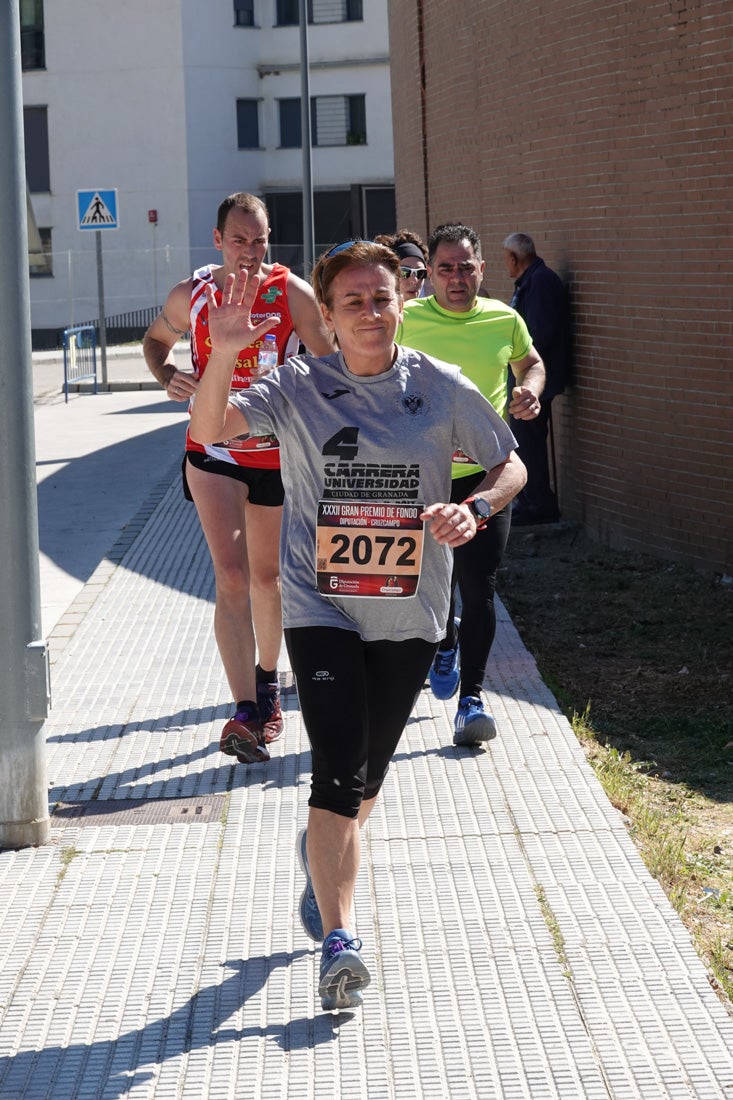 El reguero de atletas es amplio. Las piernas pesan en algunos momentos pero el objetivo de llegar a meta se mantiene. Si has participado en la carrera de fondo de Loja, prueba suerte a ver si te hemos retratado a lo largo del recorrido.