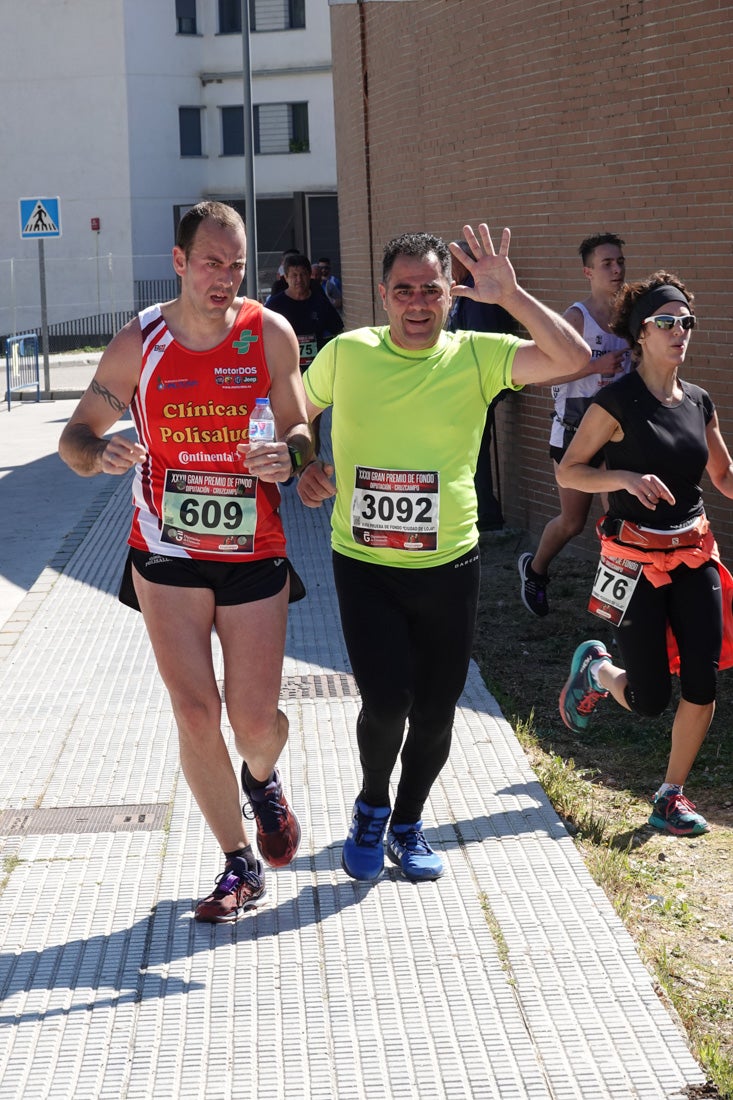 El reguero de atletas es amplio. Las piernas pesan en algunos momentos pero el objetivo de llegar a meta se mantiene. Si has participado en la carrera de fondo de Loja, prueba suerte a ver si te hemos retratado a lo largo del recorrido.