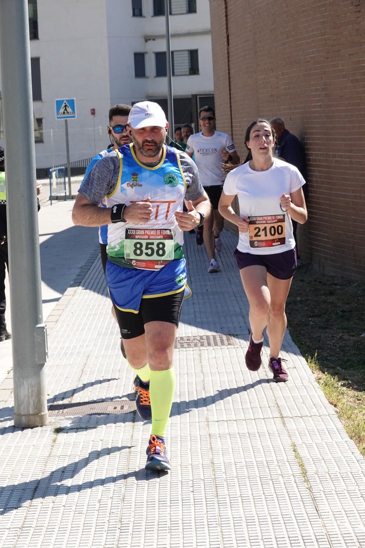 El reguero de atletas es amplio. Las piernas pesan en algunos momentos pero el objetivo de llegar a meta se mantiene. Si has participado en la carrera de fondo de Loja, prueba suerte a ver si te hemos retratado a lo largo del recorrido.