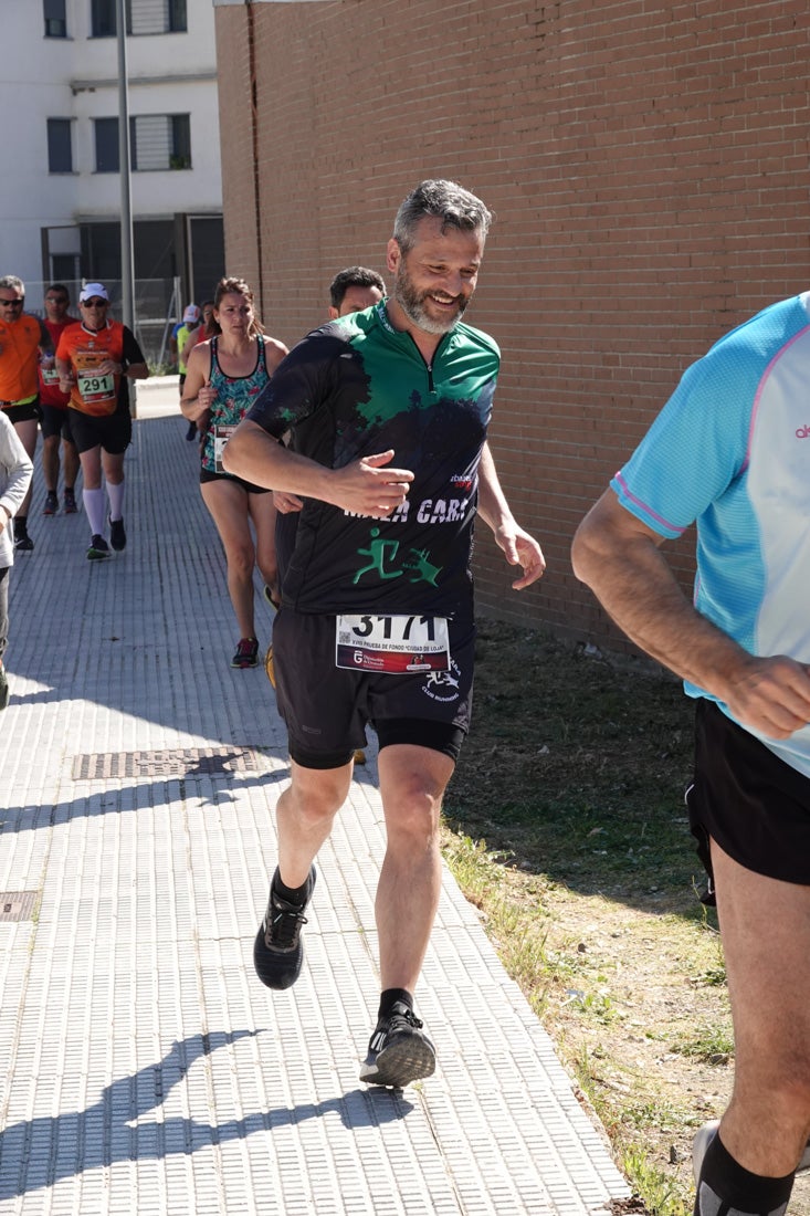 El reguero de atletas es amplio. Las piernas pesan en algunos momentos pero el objetivo de llegar a meta se mantiene. Si has participado en la carrera de fondo de Loja, prueba suerte a ver si te hemos retratado a lo largo del recorrido.