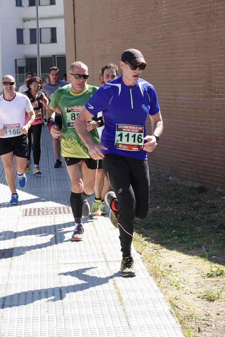 El reguero de atletas es amplio. Las piernas pesan en algunos momentos pero el objetivo de llegar a meta se mantiene. Si has participado en la carrera de fondo de Loja, prueba suerte a ver si te hemos retratado a lo largo del recorrido.