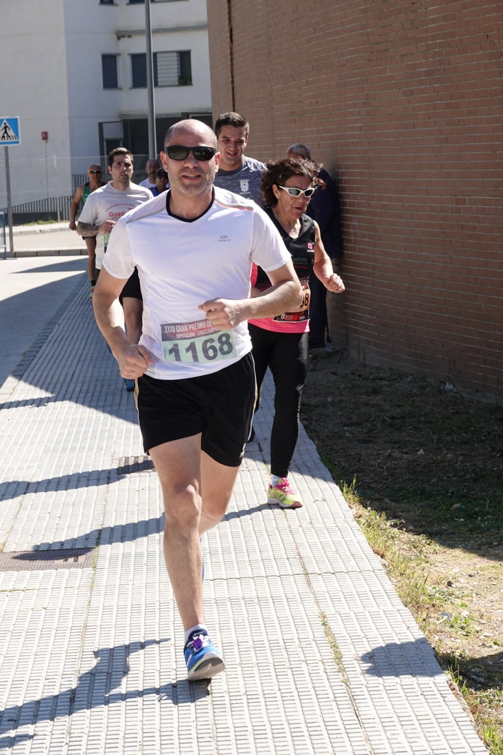 El reguero de atletas es amplio. Las piernas pesan en algunos momentos pero el objetivo de llegar a meta se mantiene. Si has participado en la carrera de fondo de Loja, prueba suerte a ver si te hemos retratado a lo largo del recorrido.