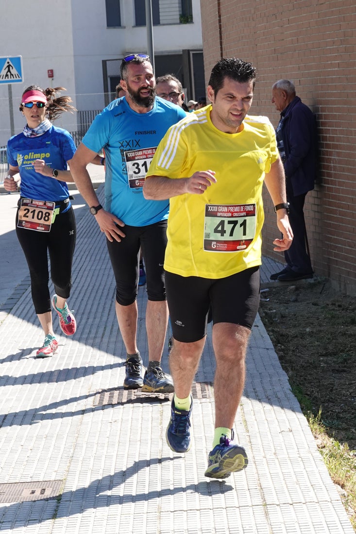 El reguero de atletas es amplio. Las piernas pesan en algunos momentos pero el objetivo de llegar a meta se mantiene. Si has participado en la carrera de fondo de Loja, prueba suerte a ver si te hemos retratado a lo largo del recorrido.