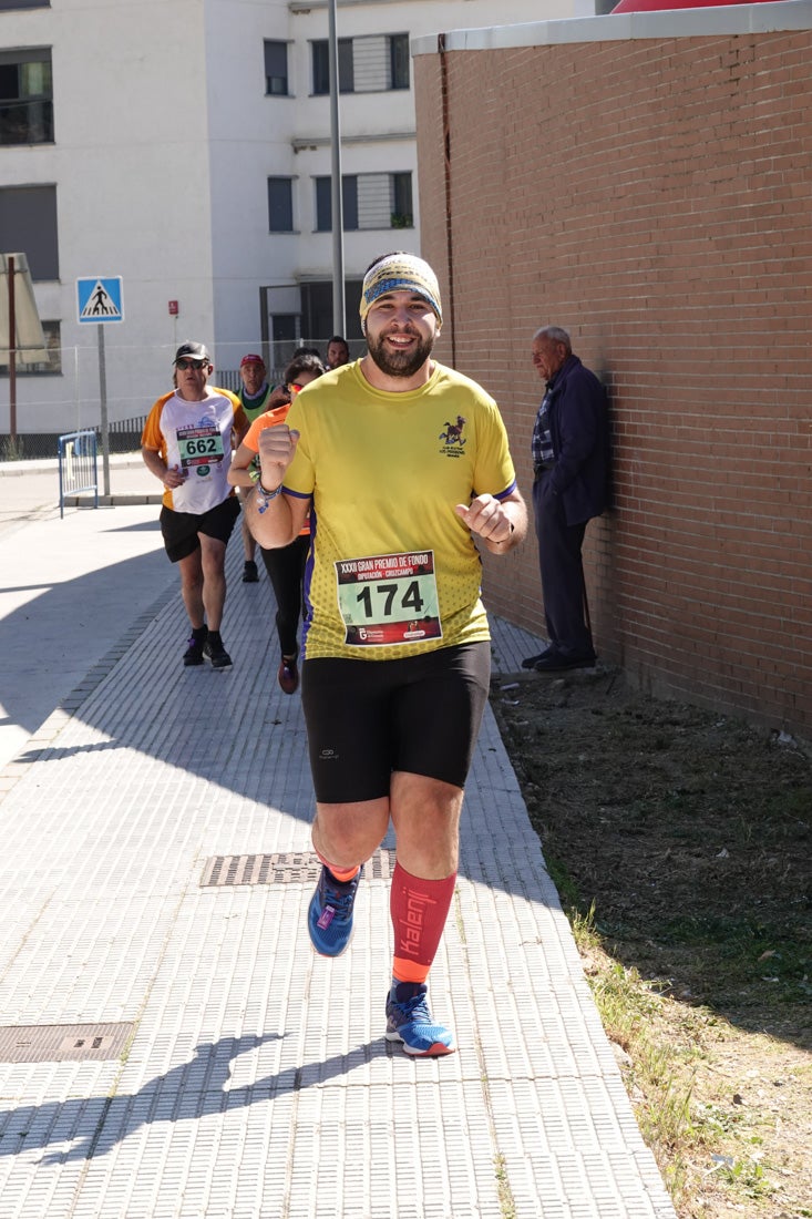 El reguero de atletas es amplio. Las piernas pesan en algunos momentos pero el objetivo de llegar a meta se mantiene. Si has participado en la carrera de fondo de Loja, prueba suerte a ver si te hemos retratado a lo largo del recorrido.