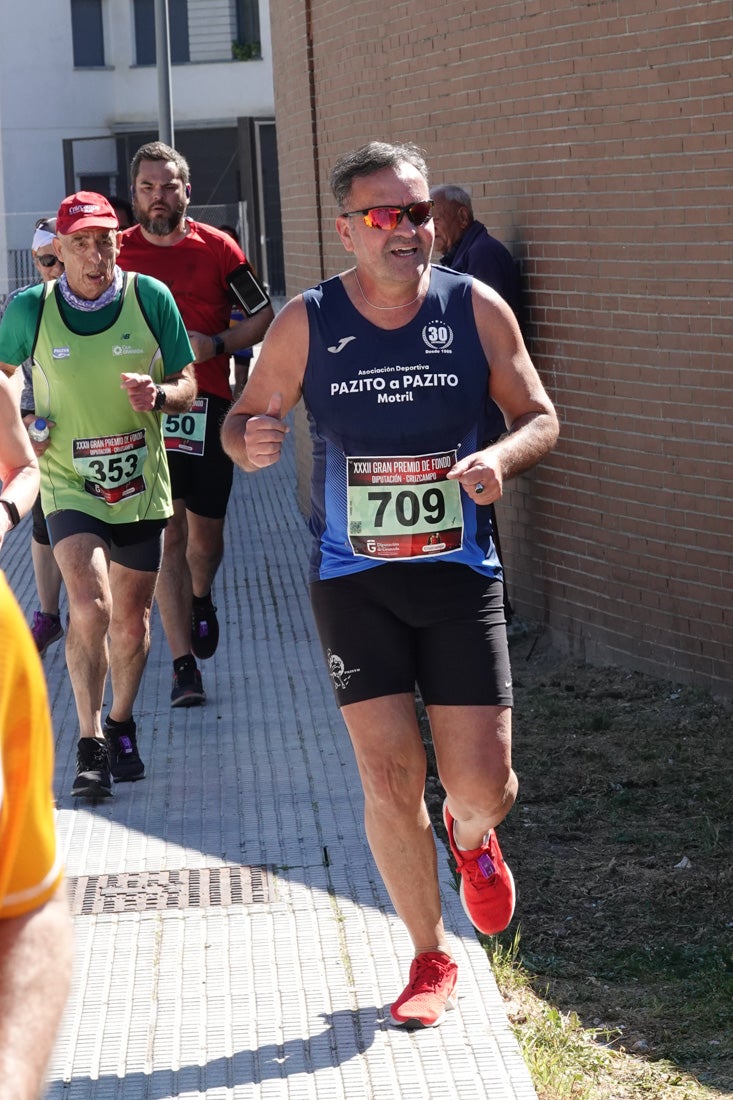 El reguero de atletas es amplio. Las piernas pesan en algunos momentos pero el objetivo de llegar a meta se mantiene. Si has participado en la carrera de fondo de Loja, prueba suerte a ver si te hemos retratado a lo largo del recorrido.