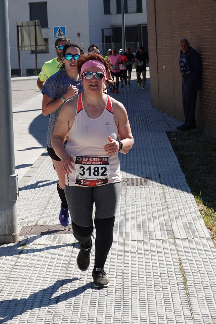 El reguero de atletas es amplio. Las piernas pesan en algunos momentos pero el objetivo de llegar a meta se mantiene. Si has participado en la carrera de fondo de Loja, prueba suerte a ver si te hemos retratado a lo largo del recorrido.