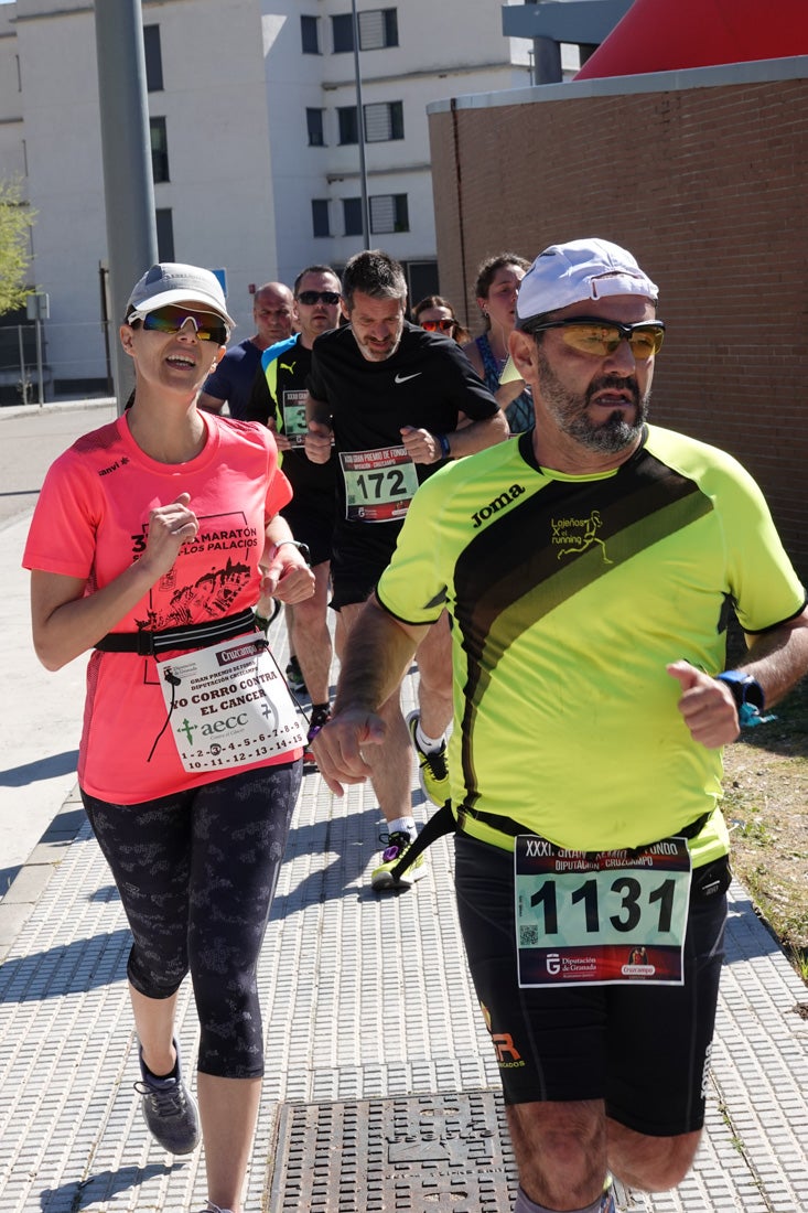 El reguero de atletas es amplio. Las piernas pesan en algunos momentos pero el objetivo de llegar a meta se mantiene. Si has participado en la carrera de fondo de Loja, prueba suerte a ver si te hemos retratado a lo largo del recorrido.