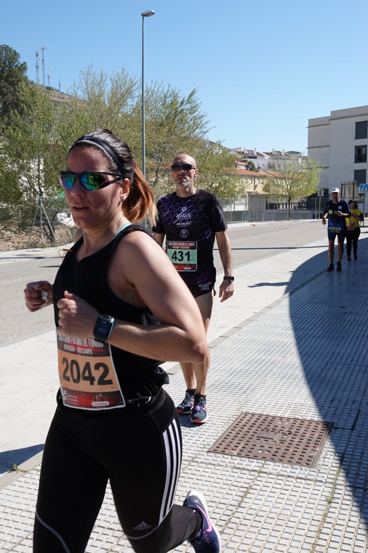 El reguero de atletas es amplio. Las piernas pesan en algunos momentos pero el objetivo de llegar a meta se mantiene. Si has participado en la carrera de fondo de Loja, prueba suerte a ver si te hemos retratado a lo largo del recorrido.