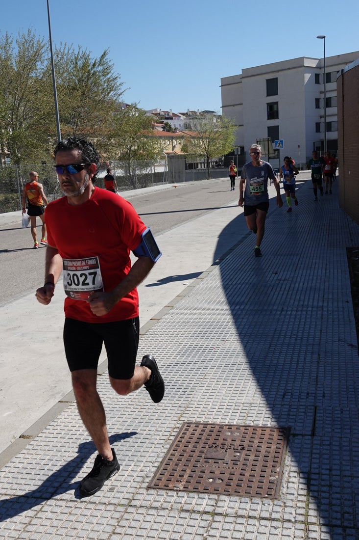 El reguero de atletas es amplio. Las piernas pesan en algunos momentos pero el objetivo de llegar a meta se mantiene. Si has participado en la carrera de fondo de Loja, prueba suerte a ver si te hemos retratado a lo largo del recorrido.