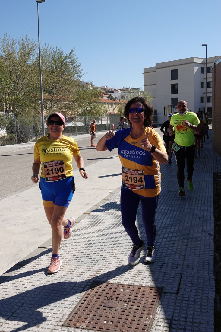 El reguero de atletas es amplio. Las piernas pesan en algunos momentos pero el objetivo de llegar a meta se mantiene. Si has participado en la carrera de fondo de Loja, prueba suerte a ver si te hemos retratado a lo largo del recorrido.