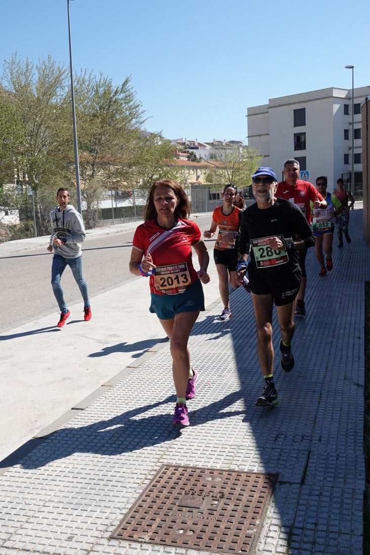 El reguero de atletas es amplio. Las piernas pesan en algunos momentos pero el objetivo de llegar a meta se mantiene. Si has participado en la carrera de fondo de Loja, prueba suerte a ver si te hemos retratado a lo largo del recorrido.