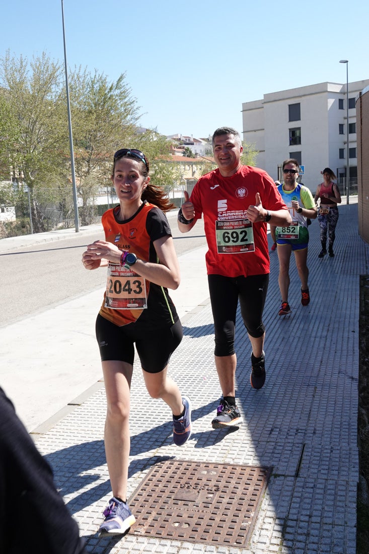 El reguero de atletas es amplio. Las piernas pesan en algunos momentos pero el objetivo de llegar a meta se mantiene. Si has participado en la carrera de fondo de Loja, prueba suerte a ver si te hemos retratado a lo largo del recorrido.