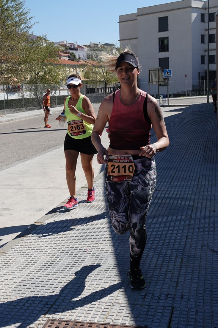 El reguero de atletas es amplio. Las piernas pesan en algunos momentos pero el objetivo de llegar a meta se mantiene. Si has participado en la carrera de fondo de Loja, prueba suerte a ver si te hemos retratado a lo largo del recorrido.