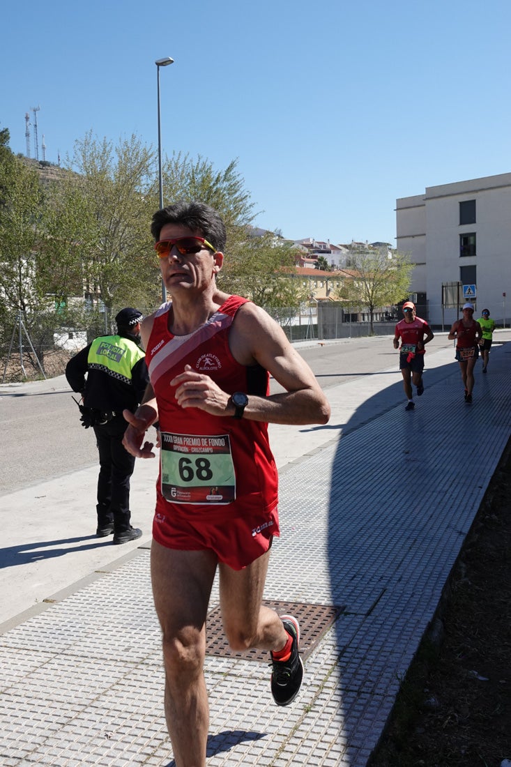 El reguero de atletas es amplio. Las piernas pesan en algunos momentos pero el objetivo de llegar a meta se mantiene. Si has participado en la carrera de fondo de Loja, prueba suerte a ver si te hemos retratado a lo largo del recorrido.