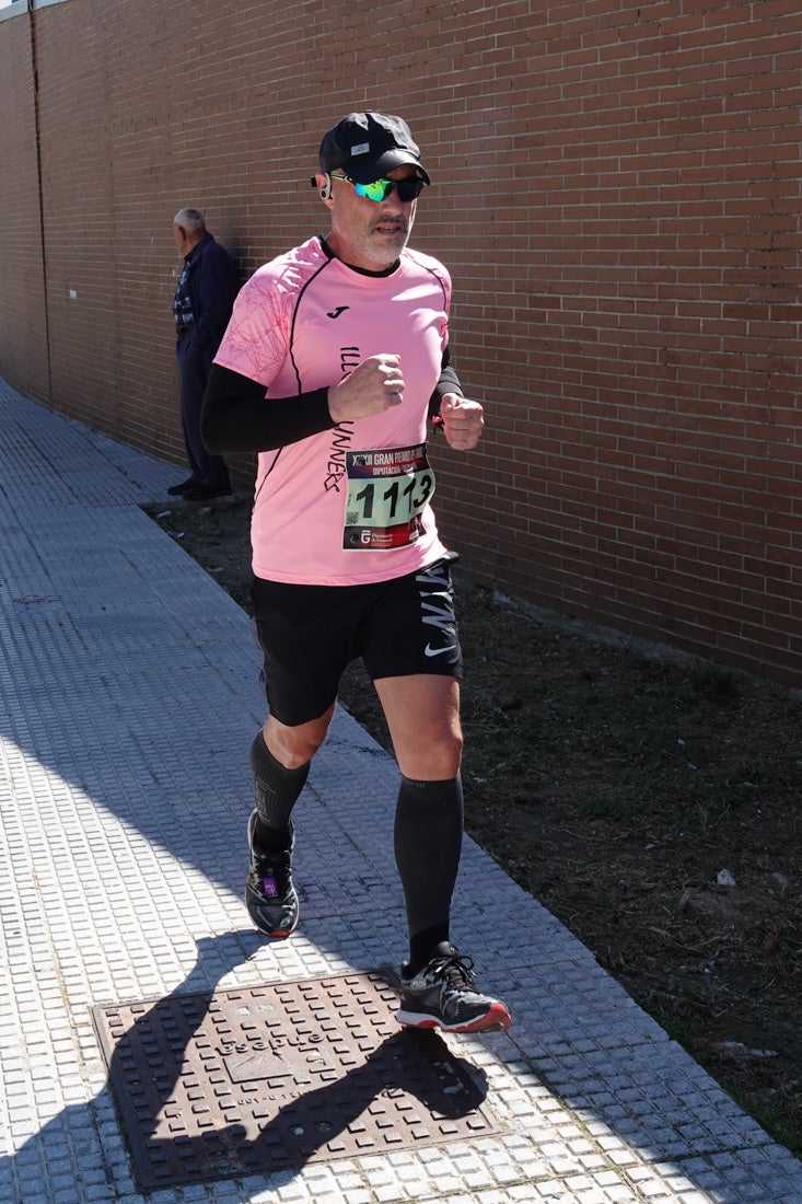 El reguero de atletas es amplio. Las piernas pesan en algunos momentos pero el objetivo de llegar a meta se mantiene. Si has participado en la carrera de fondo de Loja, prueba suerte a ver si te hemos retratado a lo largo del recorrido.