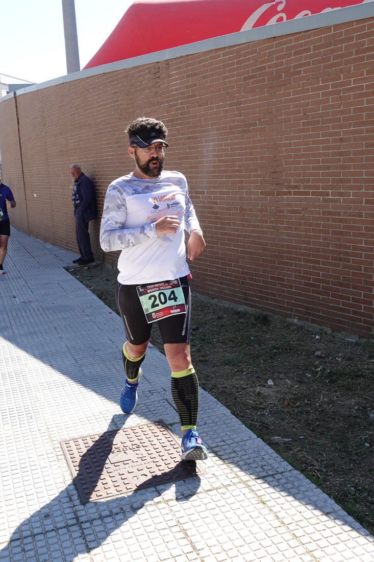 El reguero de atletas es amplio. Las piernas pesan en algunos momentos pero el objetivo de llegar a meta se mantiene. Si has participado en la carrera de fondo de Loja, prueba suerte a ver si te hemos retratado a lo largo del recorrido.