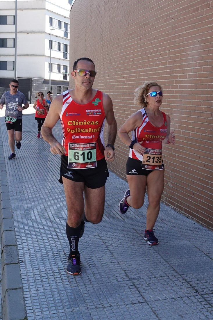 El reguero de atletas es amplio. Las piernas pesan en algunos momentos pero el objetivo de llegar a meta se mantiene. Si has participado en la carrera de fondo de Loja, prueba suerte a ver si te hemos retratado a lo largo del recorrido.