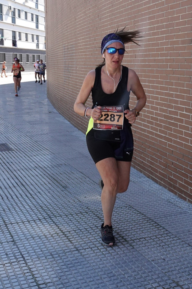 El reguero de atletas es amplio. Las piernas pesan en algunos momentos pero el objetivo de llegar a meta se mantiene. Si has participado en la carrera de fondo de Loja, prueba suerte a ver si te hemos retratado a lo largo del recorrido.