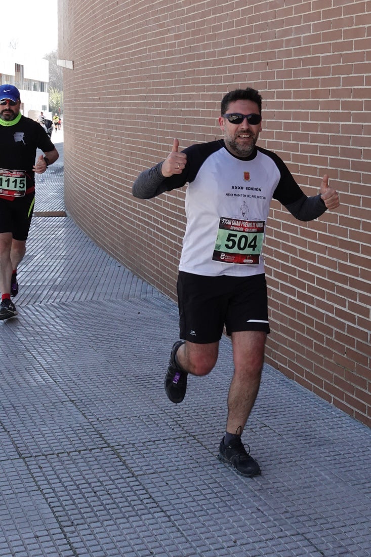 El reguero de atletas es amplio. Las piernas pesan en algunos momentos pero el objetivo de llegar a meta se mantiene. Si has participado en la carrera de fondo de Loja, prueba suerte a ver si te hemos retratado a lo largo del recorrido.