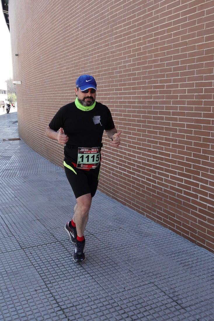 El reguero de atletas es amplio. Las piernas pesan en algunos momentos pero el objetivo de llegar a meta se mantiene. Si has participado en la carrera de fondo de Loja, prueba suerte a ver si te hemos retratado a lo largo del recorrido.