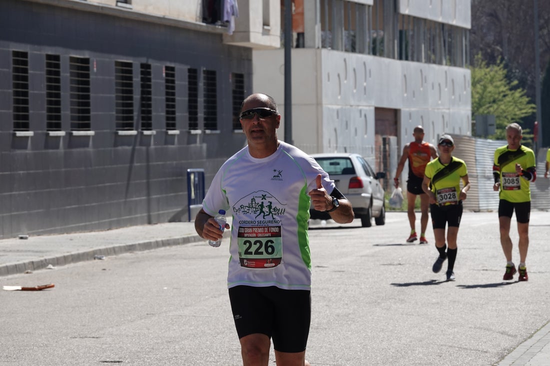 El reguero de atletas es amplio. Las piernas pesan en algunos momentos pero el objetivo de llegar a meta se mantiene. Si has participado en la carrera de fondo de Loja, prueba suerte a ver si te hemos retratado a lo largo del recorrido.