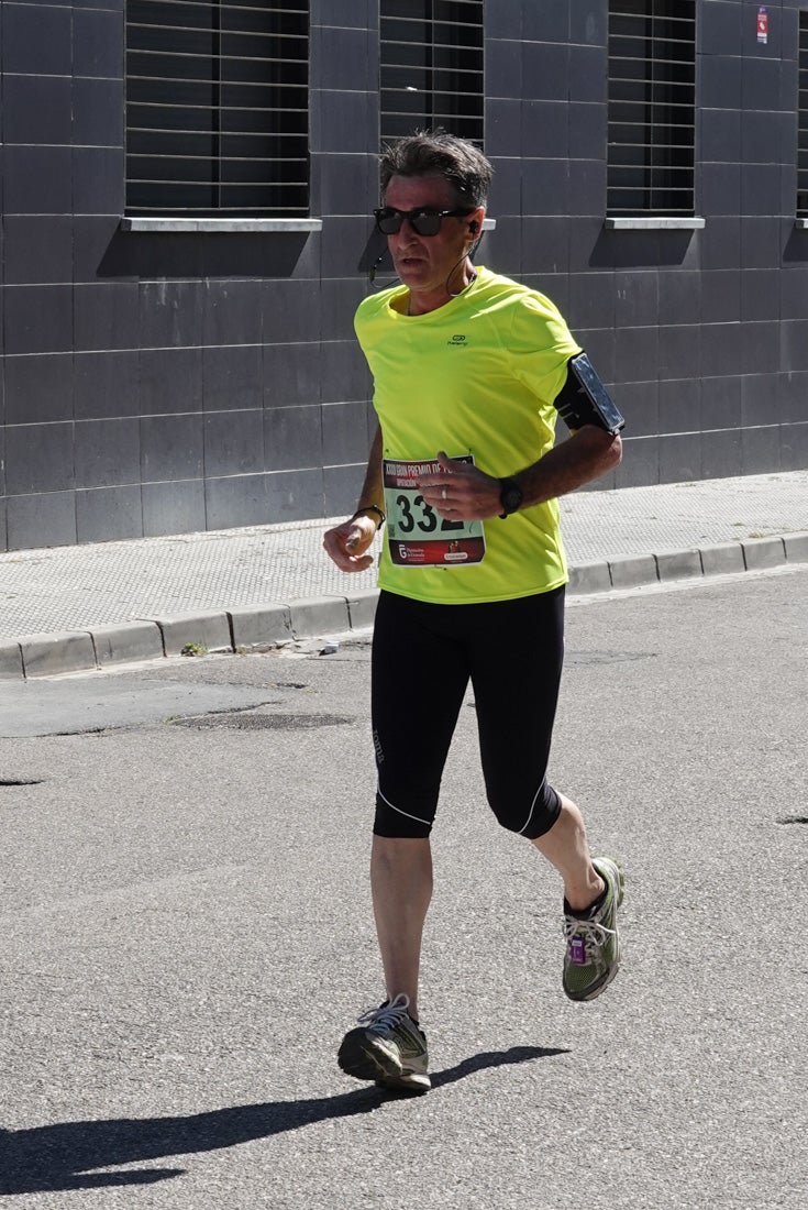 El reguero de atletas es amplio. Las piernas pesan en algunos momentos pero el objetivo de llegar a meta se mantiene. Si has participado en la carrera de fondo de Loja, prueba suerte a ver si te hemos retratado a lo largo del recorrido.