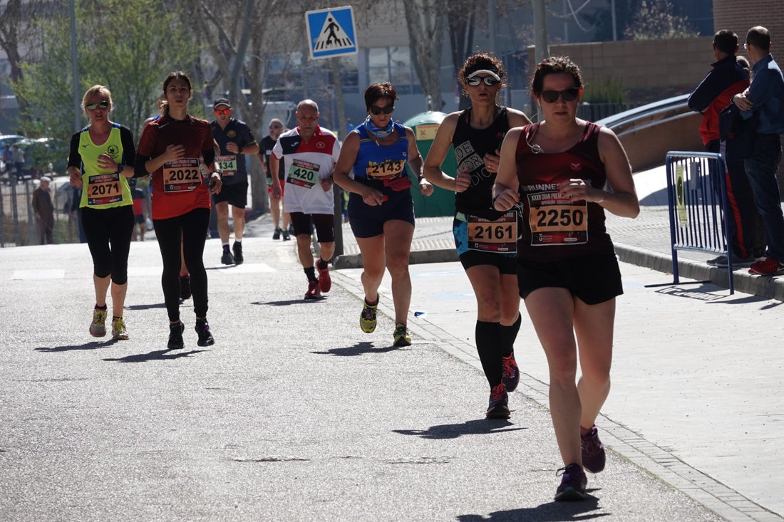 El reguero de atletas es amplio. Las piernas pesan en algunos momentos pero el objetivo de llegar a meta se mantiene. Si has participado en la carrera de fondo de Loja, prueba suerte a ver si te hemos retratado a lo largo del recorrido.