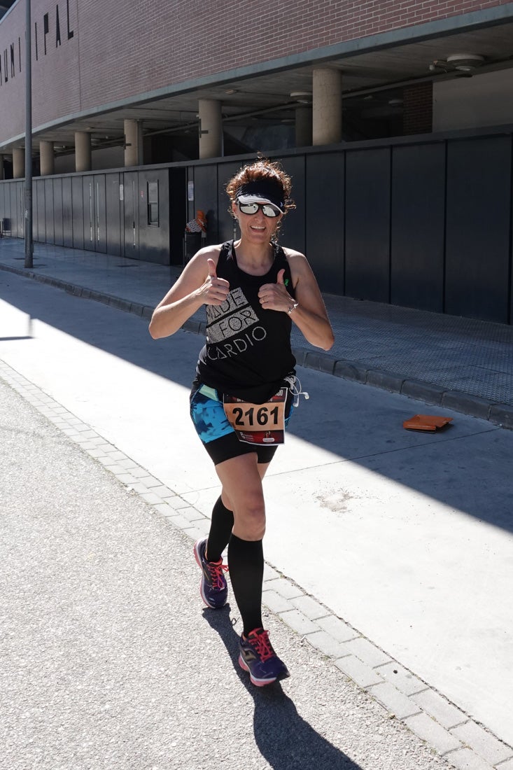 El reguero de atletas es amplio. Las piernas pesan en algunos momentos pero el objetivo de llegar a meta se mantiene. Si has participado en la carrera de fondo de Loja, prueba suerte a ver si te hemos retratado a lo largo del recorrido.